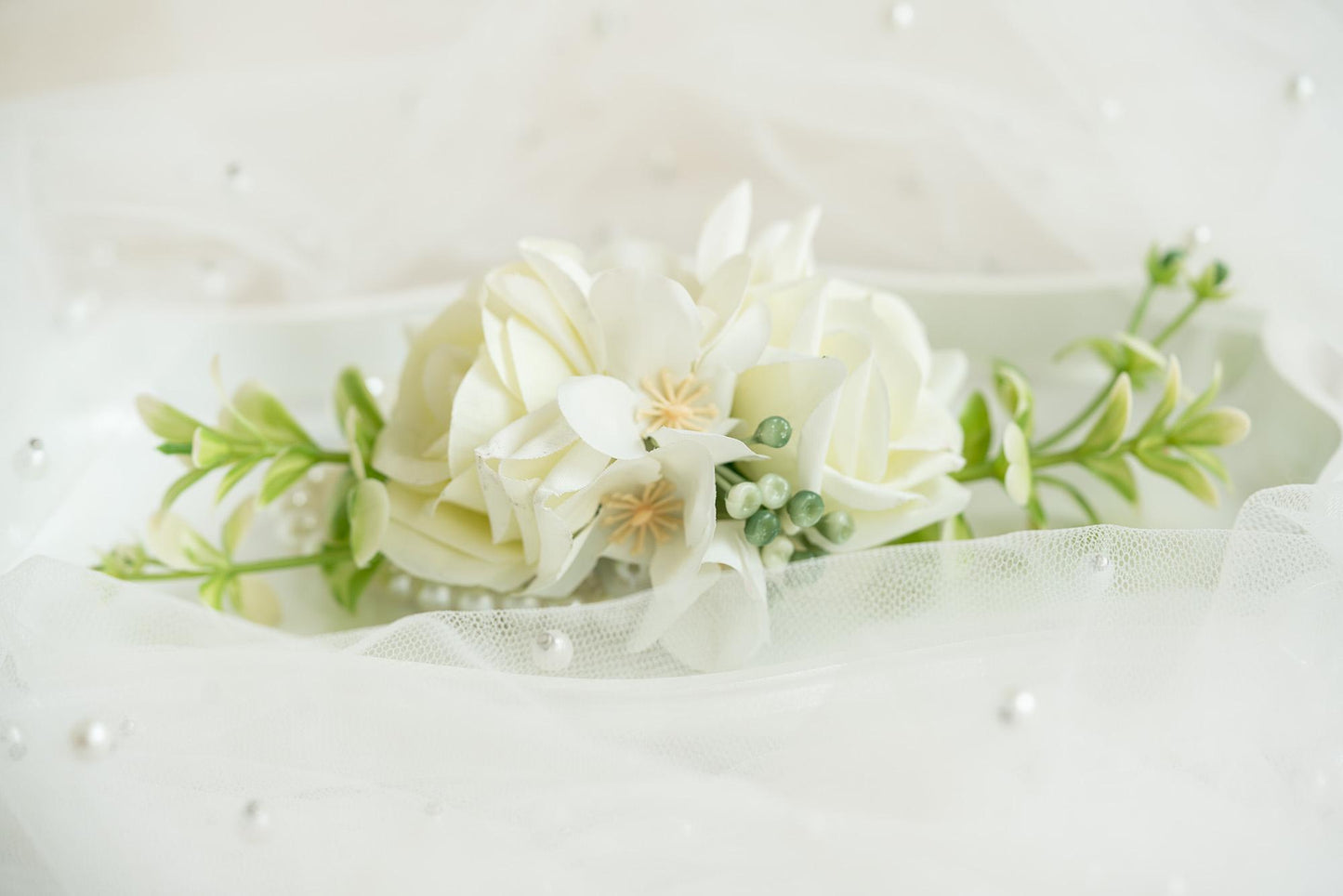 Rustic White Rose Pearl Bracelet Wrist Corsage with Hydrangeas, Prom Pearl Bracelet, Flower Girl Corsage, Best Man Boutonniere Gift