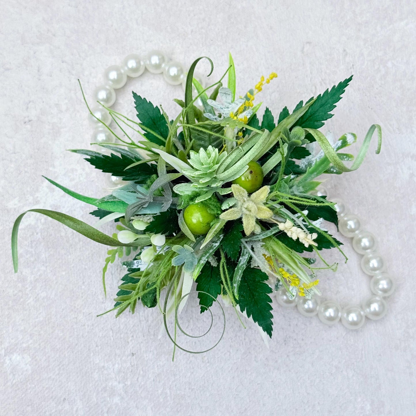 Dried Wildflower Dark Green Pearl Bracelet - Rustic Wedding Flower Wrist Band, Back To School Gift, Wrist Corsage, Bridal Accessories, Prom