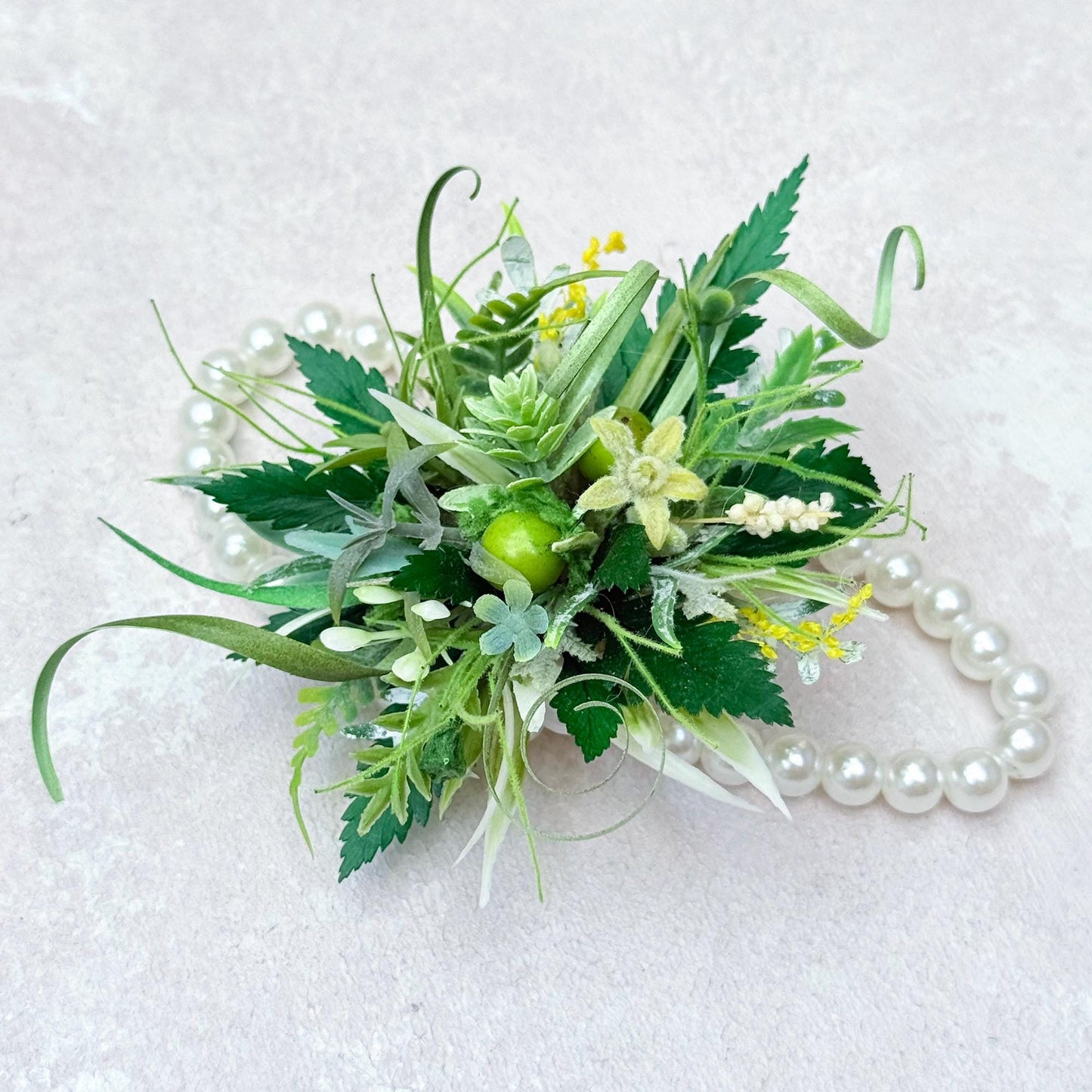 Dried Wildflower Dark Green Pearl Bracelet - Rustic Wedding Flower Wrist Band, Back To School Gift, Wrist Corsage, Bridal Accessories, Prom